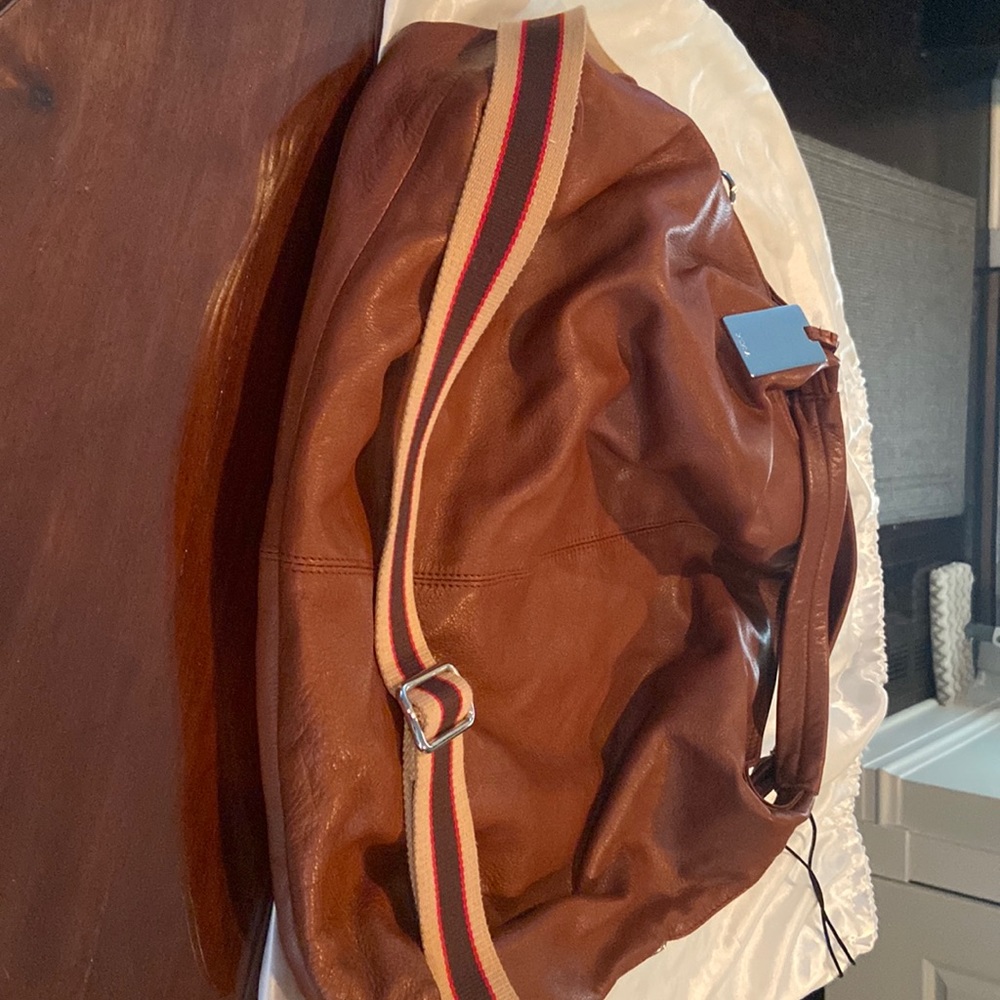 Furla NWOT

Beautiful leather chestnut brown roomy satchel w/detachable strap